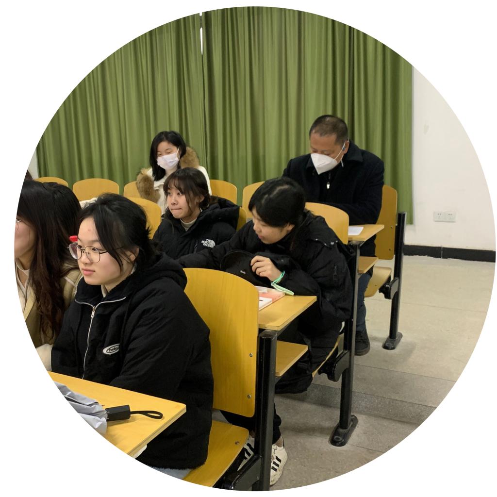 文本框: 深入课堂听思政课